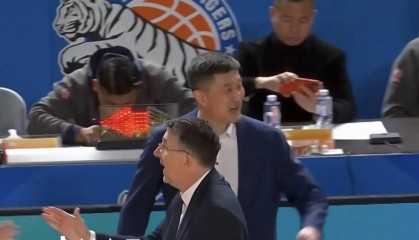 乐鱼leyu赛事官方-广东3消息！杜锋被批输球后还在笑，徐杰最新伤情，萨林杰被劝退